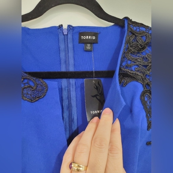 Torrid Royal Blue and Black lace bodycon dress - Picture 4 of 12